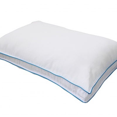 Travesseiro branco com bordas azuis