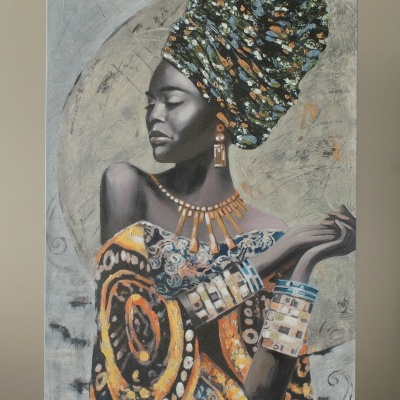 Pintura de mulher negra com turbante e roupa estampada colorida, acessórios grandes, em fundo cinza claro