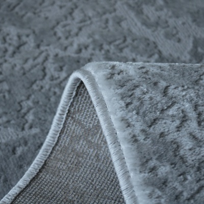 Tapete cinzento com padrão texturizado e costura branca dobrado