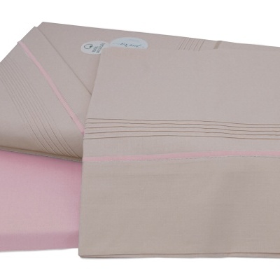 Conjunto de roupa de cama bege e rosa com linhas decorativas horizontais