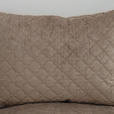 Almofada bege com padrão de costura em losangos