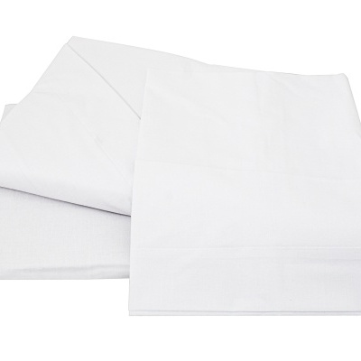 Conjunto de roupa de cama branca com lençol e fronha