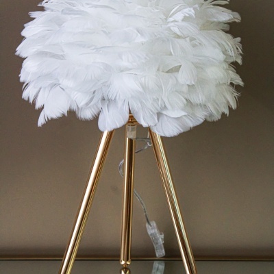Candeeiro de mesa com cúpula de penas brancas e base dourada tripé