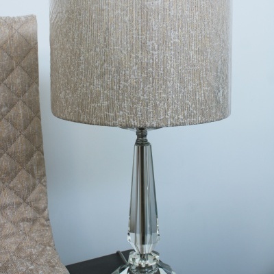 Candeeiro de mesa com base de vidro transparente e abat-jour bege texturizado