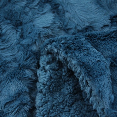 Close-up de tecido felpudo azul com textura macia.