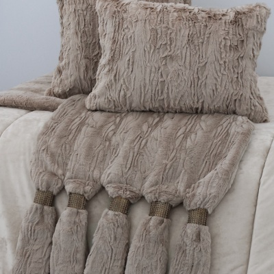 Conjunto de almofadas e mantas em tecido felpudo castanho claro com franjas