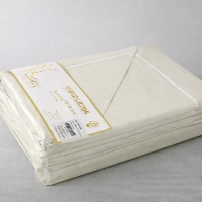 Lençol bege claro da coleção MYRIA COLLECTION da marca Colibry embalado em plástico.