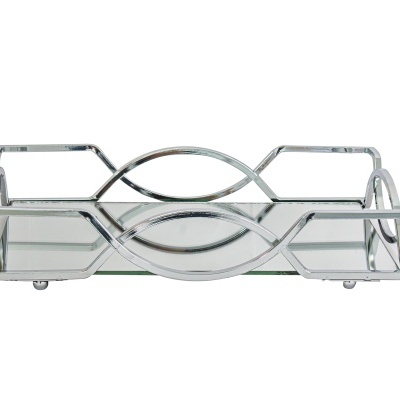 Tabuleiro retangular em metal cromado com base espelhada e padrão decorativo circular e oval nas laterais