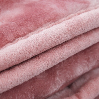 Cobertor ou manta rosa claro dobrado com textura felpuda