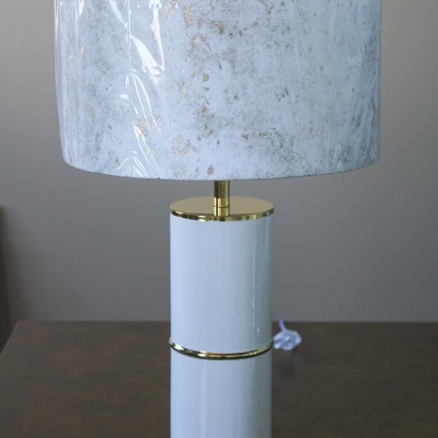 Candeeiro de mesa branco com detalhes dourados e abajur branco com padrão dourado