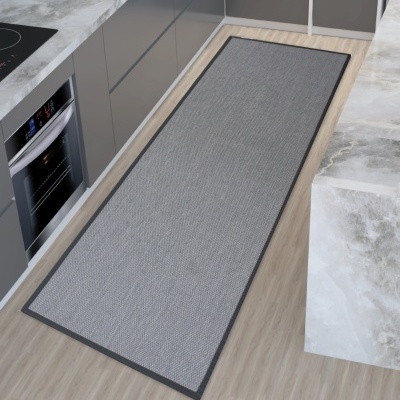 Tapete cinza claro com borda cinza escuro numa cozinha moderna com armários cinza e bancadas em pedra clara