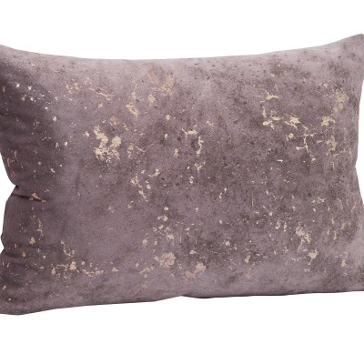 Almofada retangular lilás com manchas douradas e textura aveludada