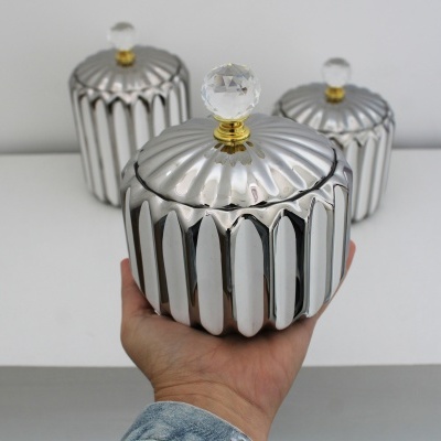 Frascos decorativos metálicos prateados com tampa de cristal e detalhes dourados