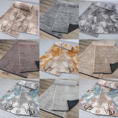 Nove tapetes coloridos com padrões abstratos dispostos em piso de madeira clara