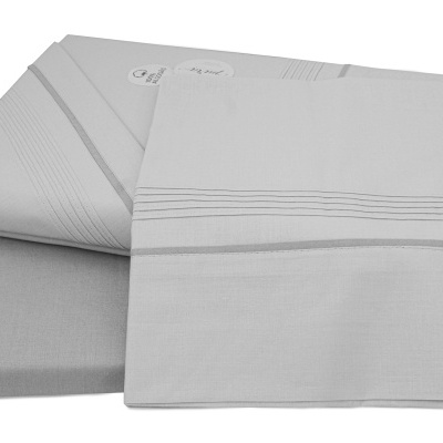 Conjunto de roupa de cama cinzenta com riscas discretas sobre fundo branco