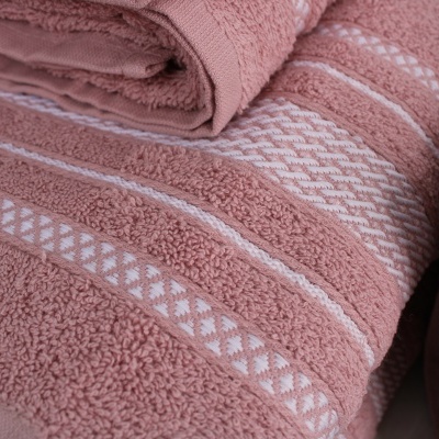 Toalhas de banho rosa velho com padrões decorativos e textura felpuda