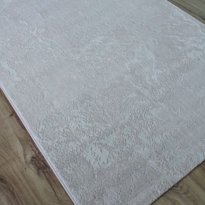 Tapete cinza claro texturizado num chão de madeira