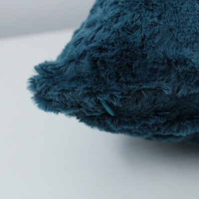 Almofada azul escura felpuda com botão decorativo