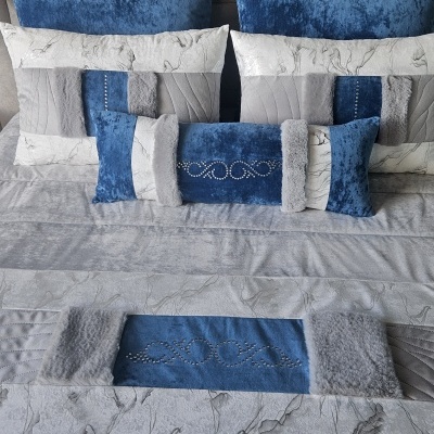 Conjunto de almofadas e colcha decorativa azul, cinza e bege com detalhes em pelúcia e pedraria