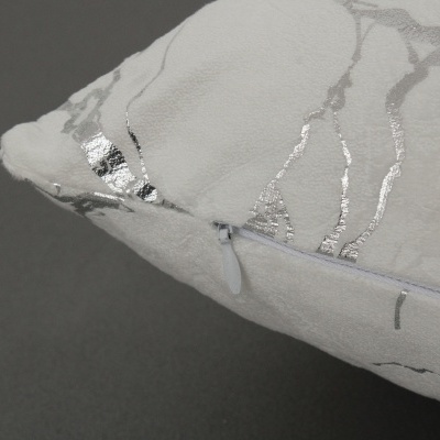 Almofada branca com padrão prateado e fecho de correr