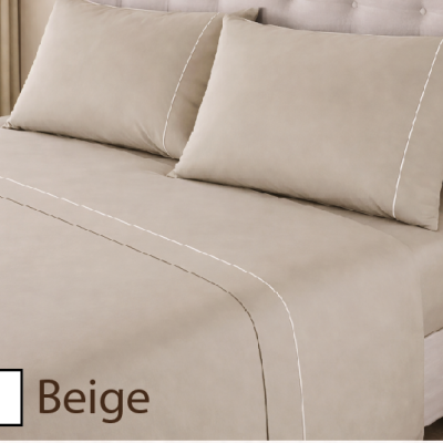 Conjunto de cama bege com lençol e fronhas com costuras brancas