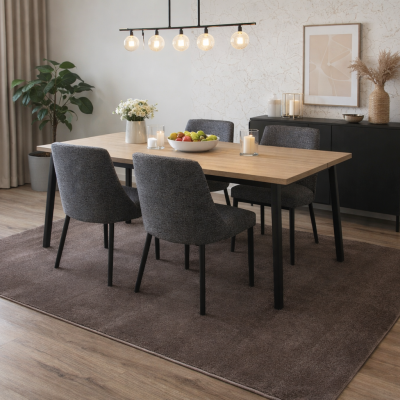 Conjunto de mesa de jantar de madeira clara com quatro cadeiras cinzentas sobre tapete castanho em sala moderna