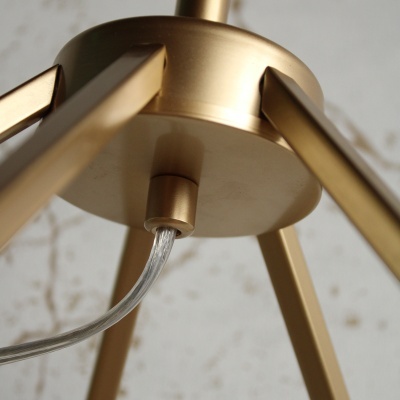 Suporte de candeeiro dourado com três braços e cabo elétrico transparente
