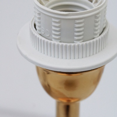 Soquete para lâmpada branco e metal dourado