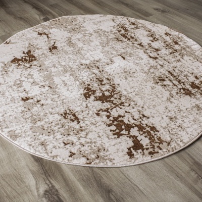 Tapete redondo bege castanho sobre chão de madeira clara