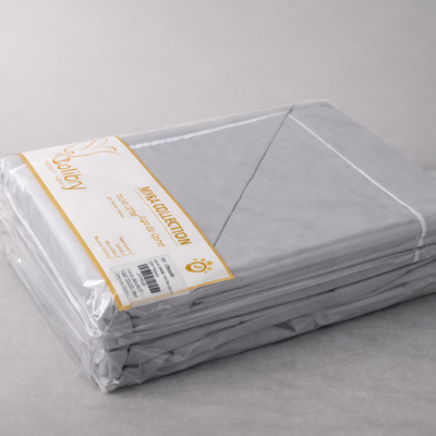 Lençóis cinzentos embalados com etiqueta da coleção MIRA COLLECTION da Coliby.