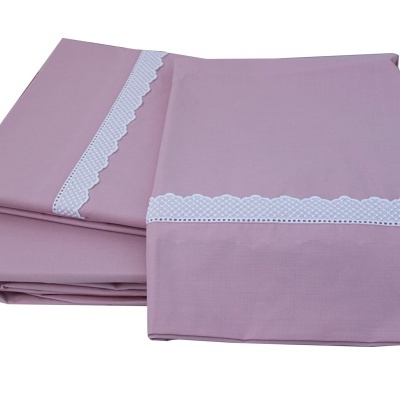 Conjunto de roupa de cama rosa com faixa rendada branca