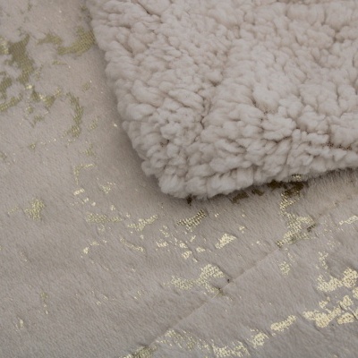 Tapete branco com detalhes dourados e tecido de lã branco