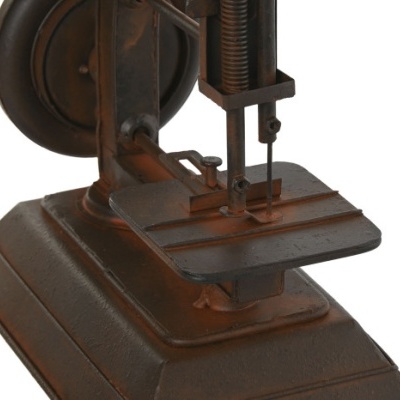 Máquina de costura antiga de metal castanho com base larga