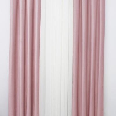 Cortinas rosa claro e branca translúcida em varão metálico prateado