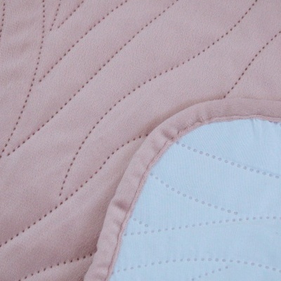 tecido acolchoado rosa claro com detalhes em branco e costura ondulada