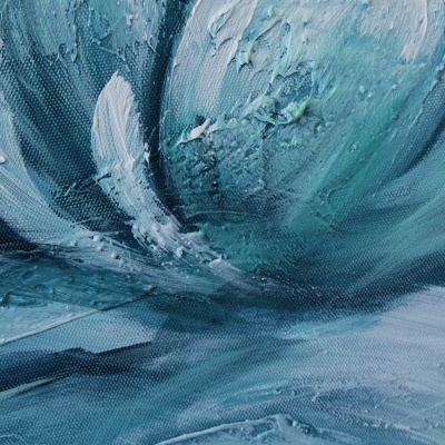 Pintura abstrata com texturas em azul, branco e cinza.