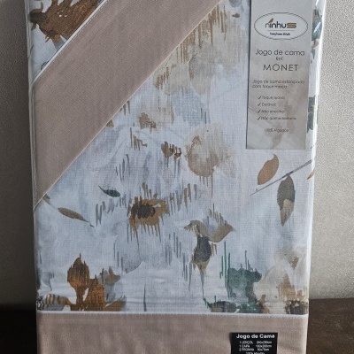 Conjunto de cama estampado em embalagem plástica com padrão abstrato e etiqueta Ninhus MONET