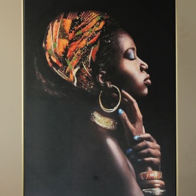 Quadro decorativo com mulher de perfil e lenço colorido na cabeça