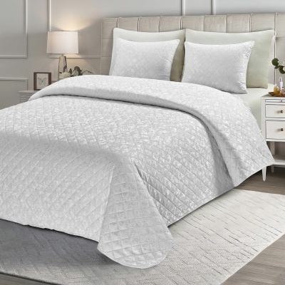 Conjunto de cama branco com padrão matelassê em losangos