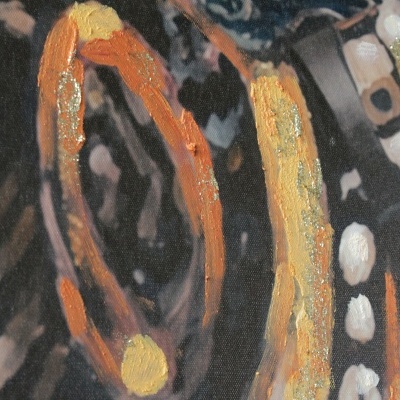 Detalhe de pintura abstrata com cores laranja, dourado e branco em fundo preto