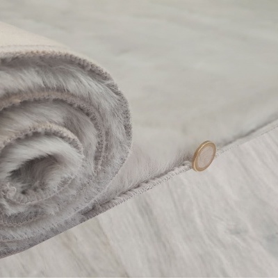 Tecido cinzento enrolado com textura aveludada