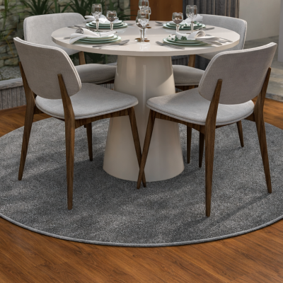 Mesa de jantar redonda branca com cadeiras cinzentas e tapete cinzento