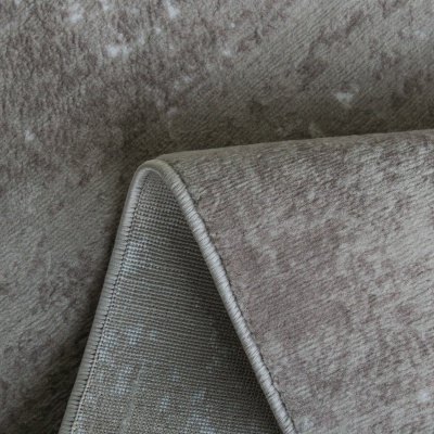 Tapete bege macio com textura suave e padrão irregular