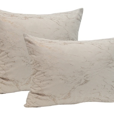 Duas almofadas bege com padrão marmoreado em fundo branco