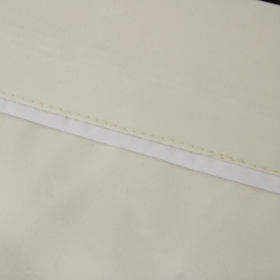 Tecido de algodão branco e bege claro com costura simples