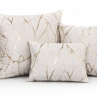 Conjunto de almofadas bege com padrão dourado tipo mármore