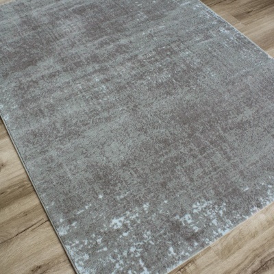 Tapete cinza sobre chão de madeira clara