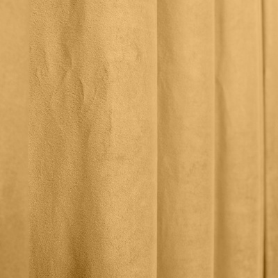 Cortina castanha clara com textura aveludada em pregas verticais