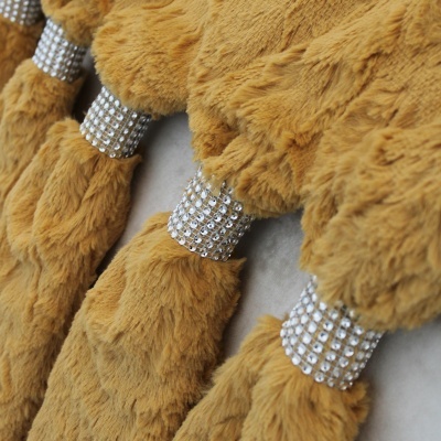 Luvas de pelúcia castanho claro com punhos de strass brilhante