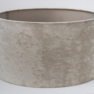 Abajur redondo em tecido veludo bege claro